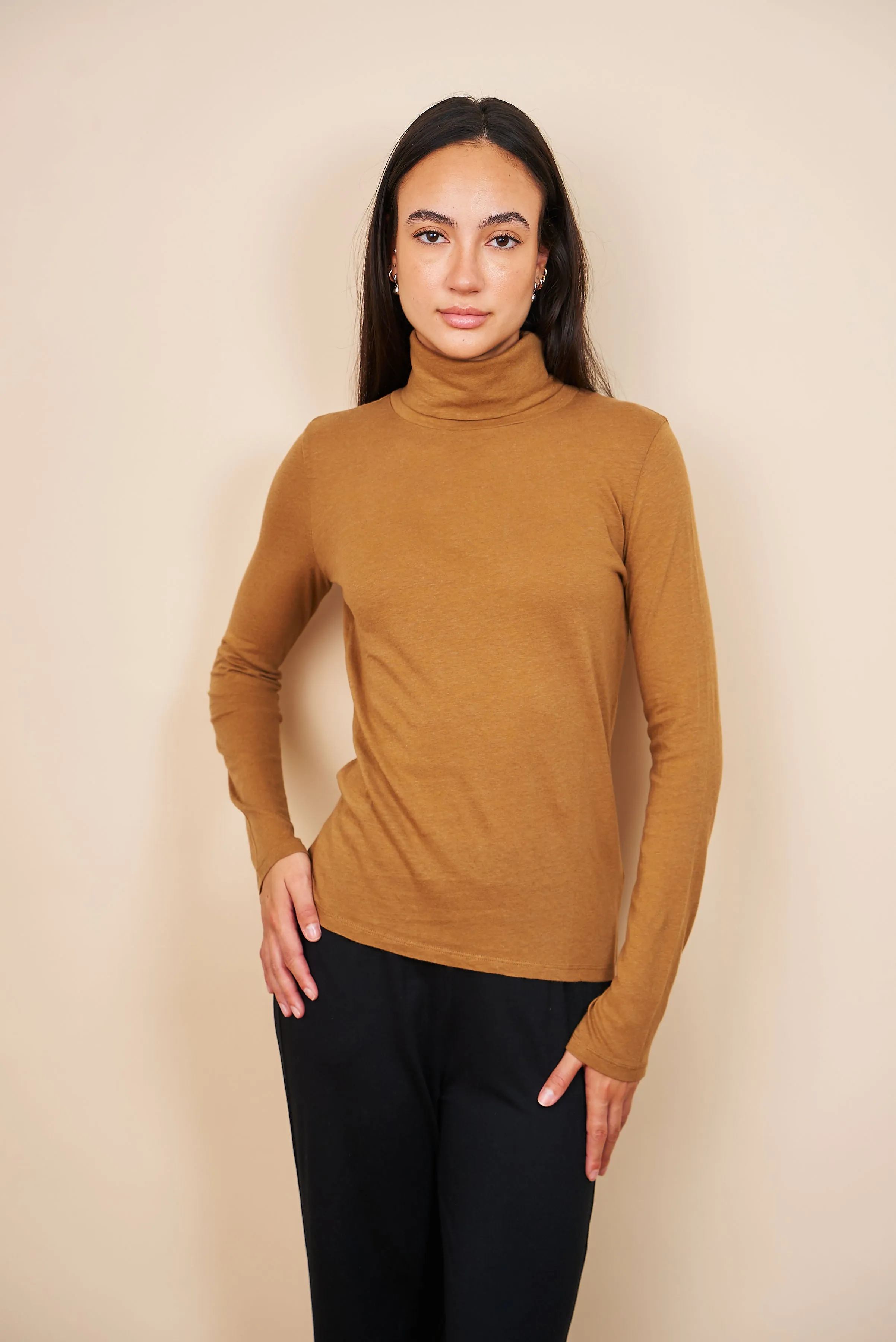 Majestic Cotton/Cashmere Long Sleeve Turtleneck in Camel