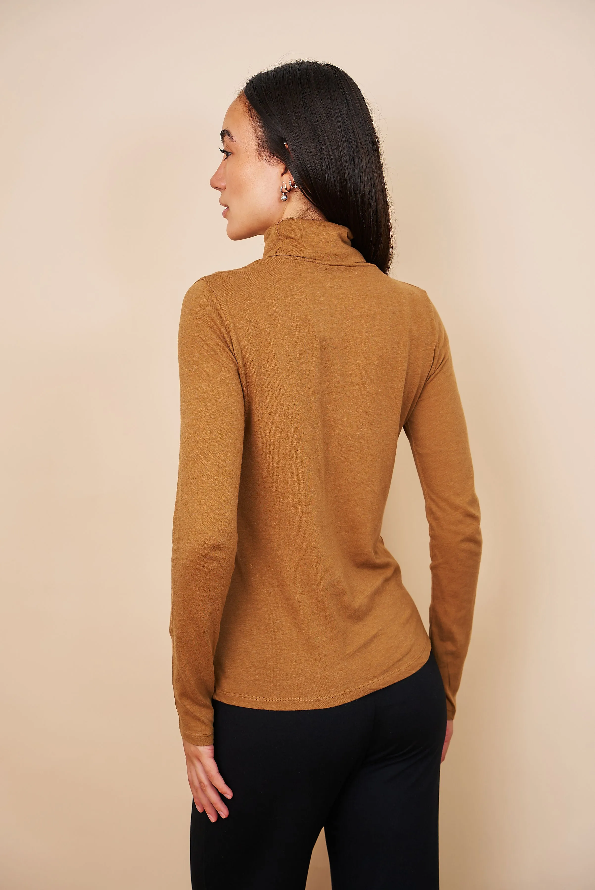 Majestic Cotton/Cashmere Long Sleeve Turtleneck in Camel