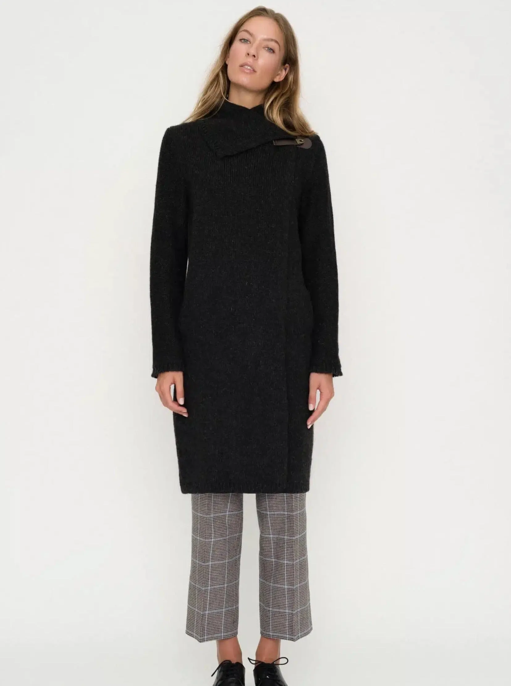 WOOL COAT WITH BUCKLE ON NECK Black